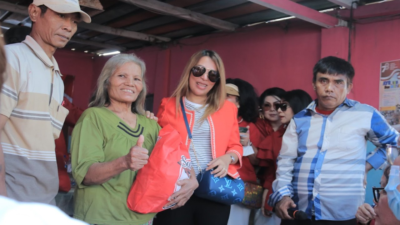 Anggota Komisi VI DPR RI dari Fraksi PDI Perjuangan Sondang Tampubolon bersama segenap pengurus dan anggota Arisan Social Gracia melakukan bakti sosial. (foto-foto: Wira Ginting)