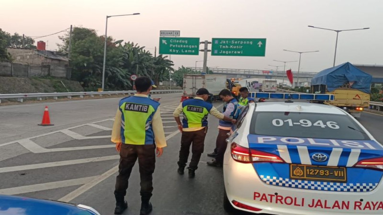 Sejumlah petugas dari Ditlantas Polda Metro Jaya dan petugas jalan tol melakukan evakuasi sopir truk yang tewas di Jalan Tol Off Ramp Ciledug, Selasa (29/8/2023) pukul 05.10 WIB. ANTARA/HO-Ditlantas Polda Metro Jaya