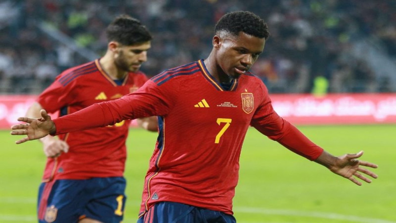 Pemain Spanyol Ansu Fati (kanan) merayakan gol saat pertandingan persabahatan melawan Yordania di Stadion Hussein Youth City di Amman, 17 November 2022. Foto AFP/KHALIL MAZRAAWI.