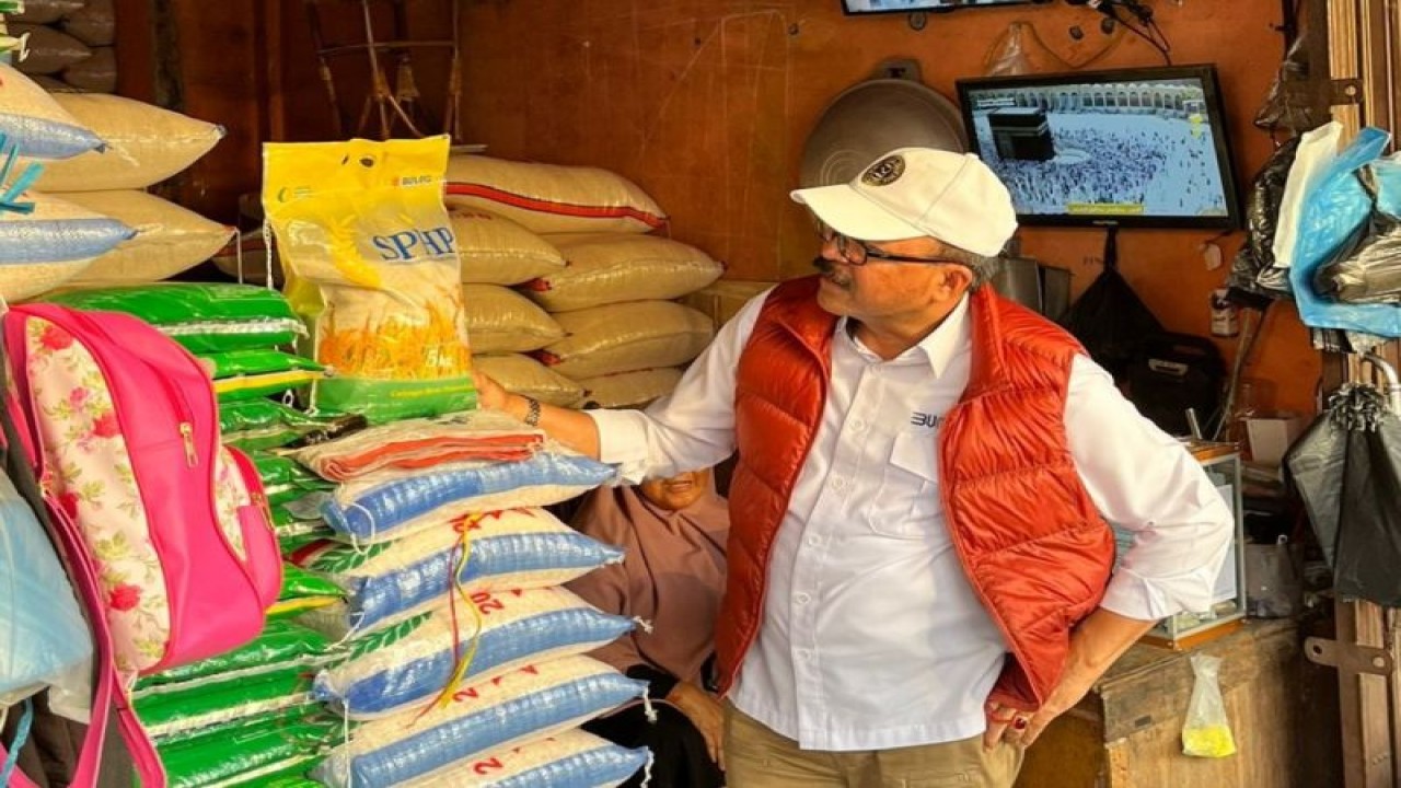 Perum Bulog Provinsi Bengkulu memantau kondisi stok beras SPHP yang ada di pasar-pasar tradisional Provinsi Bengkulu, di Bengkulu, Senin. (28/82023) (ANTARA/HO-Dokumen Pribadi)