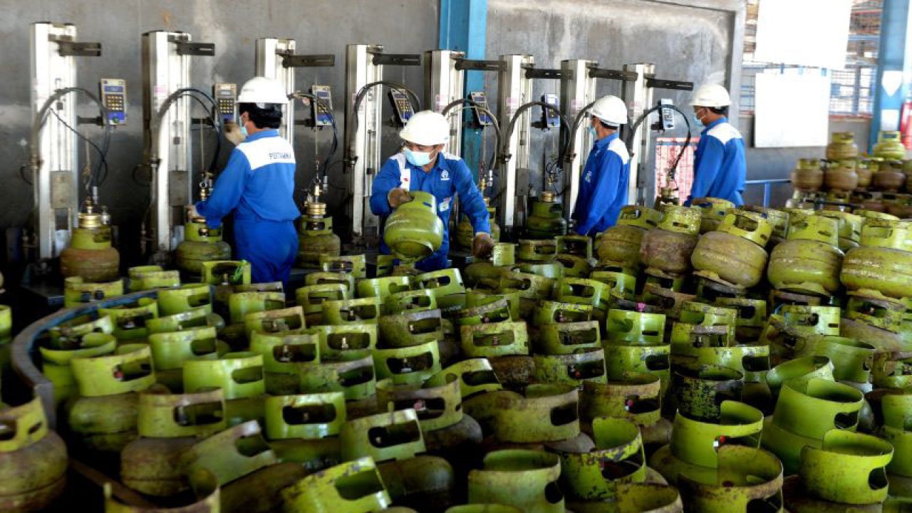 Petugas mengisi ulang gas elpiji ke dalam tabung tiga kilogram di Stasiun Pengisian dan Pengangkutan Bulk Elpiji (SPPBE) Sadikun LPG 3 Kg di Denpasar, Bali, Minggu (30/7/2023). ANTARA FOTO/Fikri Yusuf/nz