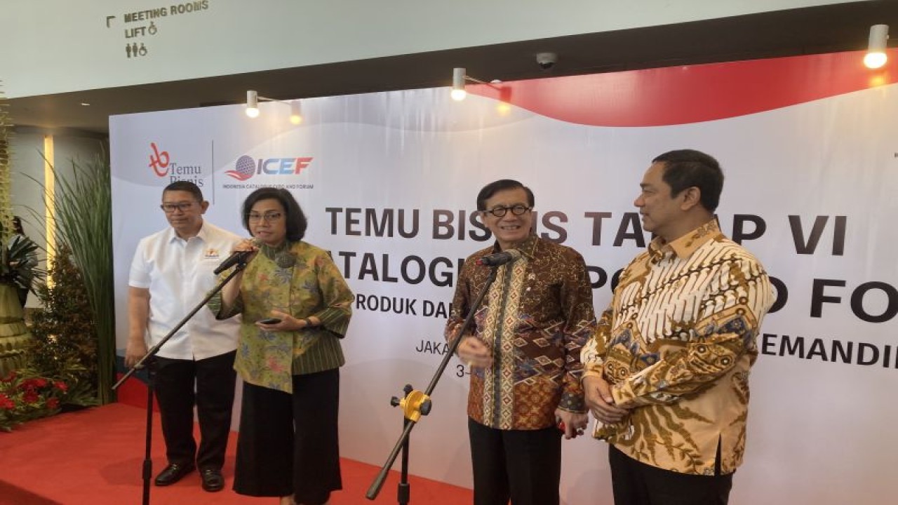 Menteri Keuangan Sri Mulyani menjawab pertanyaan wartawan dalam kegiatan Temu Bisnis Tahap VI di Jakarta International Expo, Jakarta, Rabu (3/8/2023). (ANTARA/Imamatul Silfia)