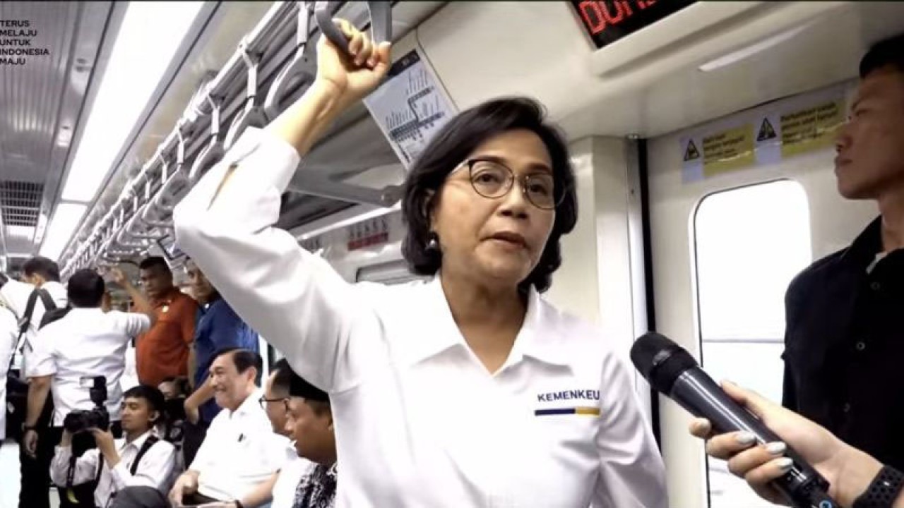 Tangkapan layar - Menteri Keuangan (Menkeu) Sri Mulyani Indrawati saat menyampaikan testimoni berkendara LRT Jabodebek yang diikuti dari YouTube Sekretariat Presiden di Jakarta, Senin (28/8/2023). ANTARA/Andi Firdaus