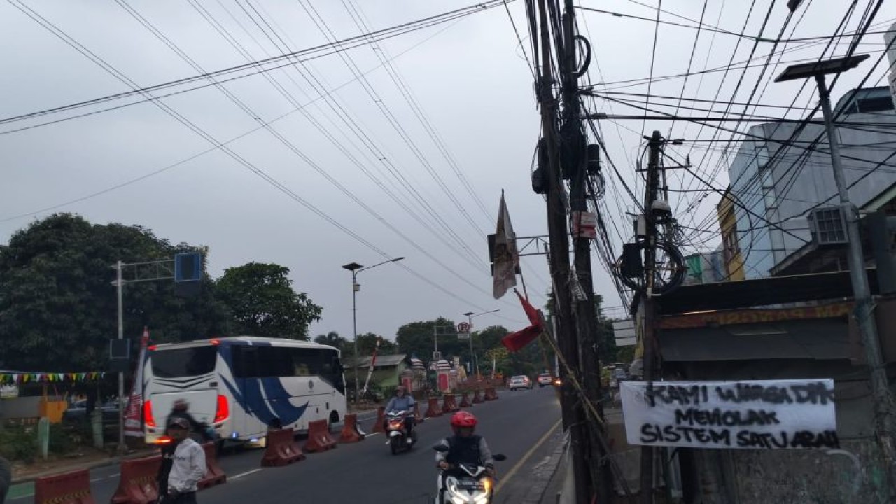 Spanduk Warga Depok yang menolak pemberlakuan kembali Sistem Satu Arah (SSA) di Jalan Nusantara Perumnas Depok 1. (ANTARA/Foto: Feru Lantara)