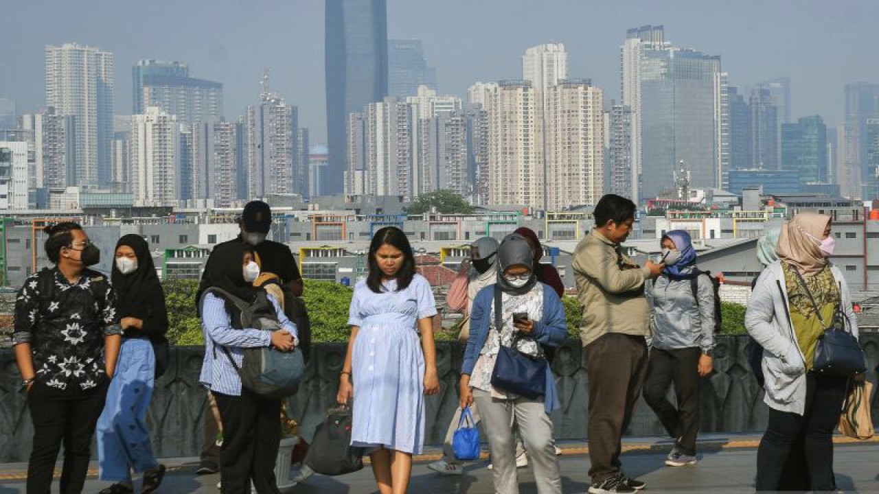 Sejumlah warga mengenakan masker untuk mengantisipasi dampak polusi udara saat berada di Stasiun KA Manggarai, Jakarta, Kamis (24/8/2023). ANTARA FOTO/Aditya Pradana Putra/nym/aa
