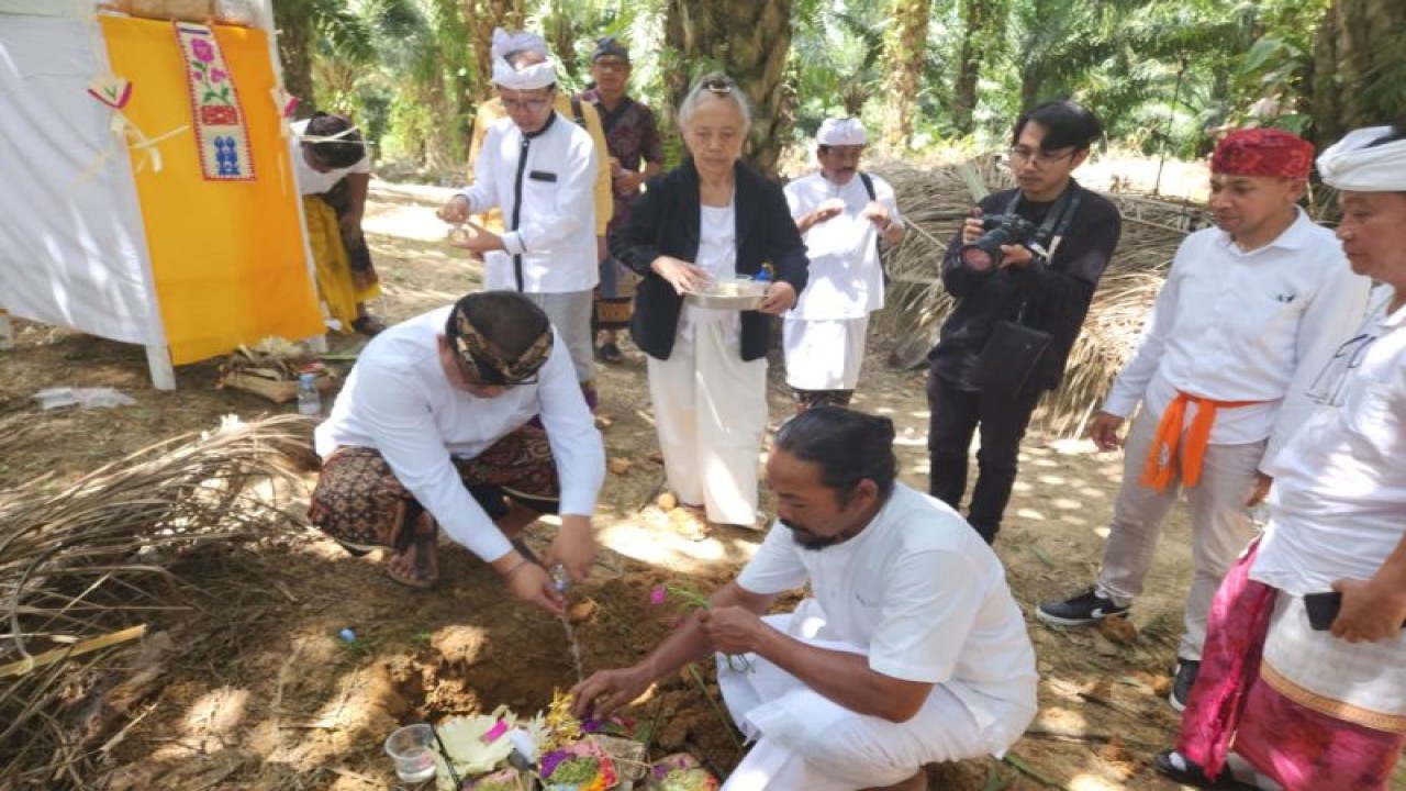 Umat Hindu menggelar ritual Matur Piuning dan Nuasen pada lokasi pembangunan pura di kawasan Ibu Kota Negara (IKN) Nusantara, Kalimantan Timur, Minggu (6/8/2023). (ANTARA/HO-Dokumen Pribadi)
