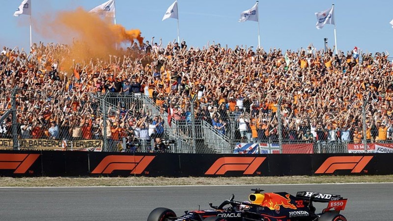 Ilustrasi - Pendukung Orange Army bergembira saat pebalap F1 Red Bull, Max Verstappen melakukan lintatasan selebrai usai menjuarai balapan di sirkuit Zandvoort, Belanda (5/9/2021). ANTARA/AFP/Kenzo Tribouillard/aa.