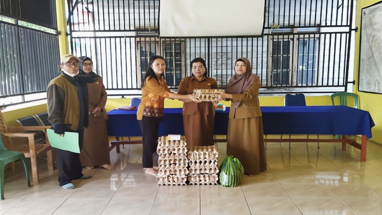 Penyerahan bantuan makanan tambahan untuk penanganan stunting di Desa Tewah Pupuh dan Bamban, Kecamatan Benua Lima, Kabupaten Barito Timur, (19/8/2023). (ANTARA/HO-Dishanpang Kalteng)