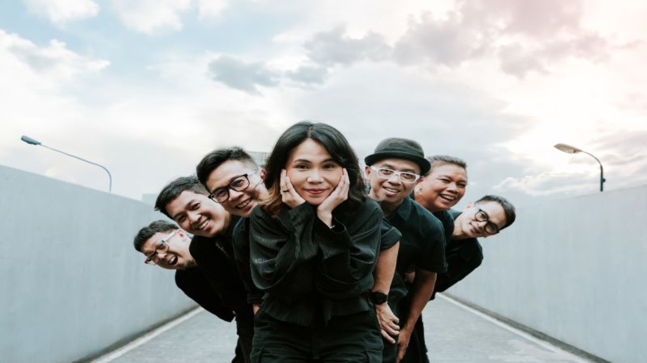 Suara Kayu dan Project Pop bawa pesan hangat lewat "Istimewa di Hati". (ANTARA/HO-Warner Music Indonesia)