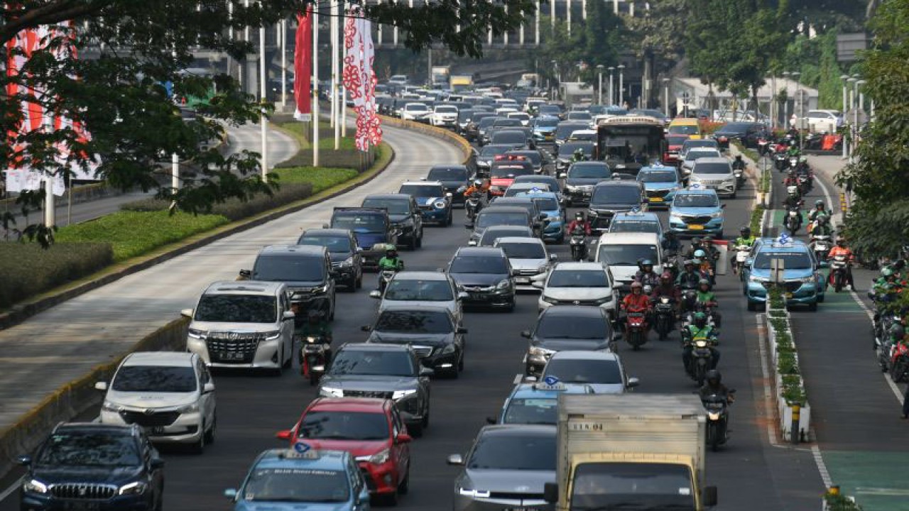 Suasana kemacetan di Jalan Jenderal Sudirman, Jakarta, Jumat (18/8/2023). Pemerintah Provinsi DKI Jakarta melakukan uji coba kebijakanÊwork from home (WFH) 50 persen bagi Aparatur Sipil Negara (ASN) Pemprov DKI Jakarta dimulai 21 Agustus 2023 untuk mengurangi kemacetan dan polusi udara serta memberikan kenyamanan saat KTT ASEAN berlangsung di Jakarta. ANTARA FOTO/Hafidz Mubarak A/tom.