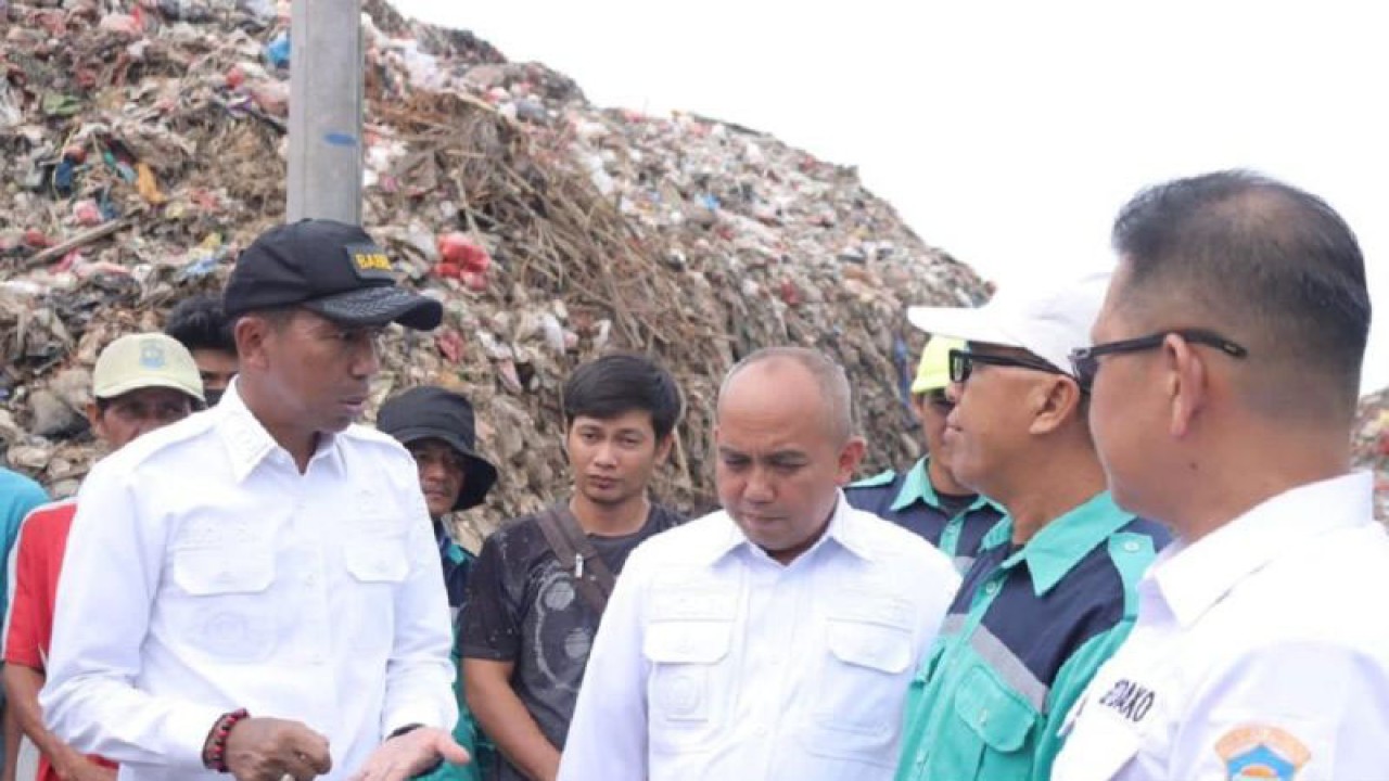 Penjabat Gubernur Kepulauan Bangka Belitung Suganda Pandapotan Pasaribu (kiri) bersama Wali Kota Pangkalpinang Maulan Aklil (tengah) saat meninjau TPA Parit Enam di Pangkalpinang, Rabu (23/8/2023) (ANTARA/ HO-Humas Diskominfo Babel)