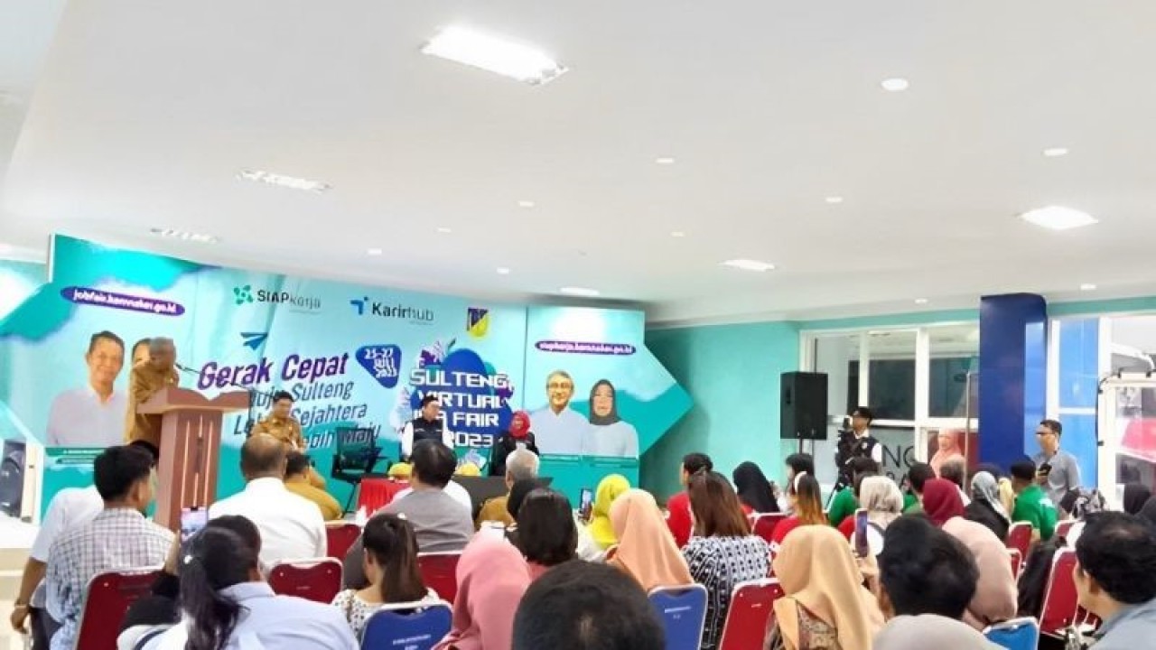 Arsip Foto - Kepala Dinas Tenaga Kerja dan Transmigrasi Provinsi Sulawesi Tengah Arnold Firdaus membuka Sulteng Virtual Job Fair di Kota Palu, Selasa (25/7/2023). (ANTARA/Nur Amalia Amir)