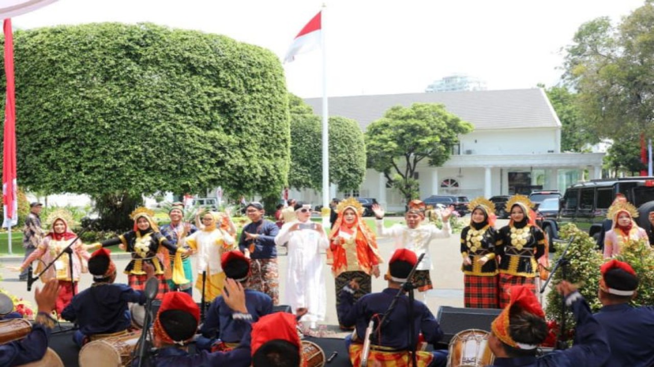 Tim kesenian musik asal Sumbawa Barat, NTB saat tampil di Istana Negara di Jakarta pada peringatan HUT RI, Kamis (17/8/2023) (ANTARA/Humas Pemkab Sumbawa Barat)