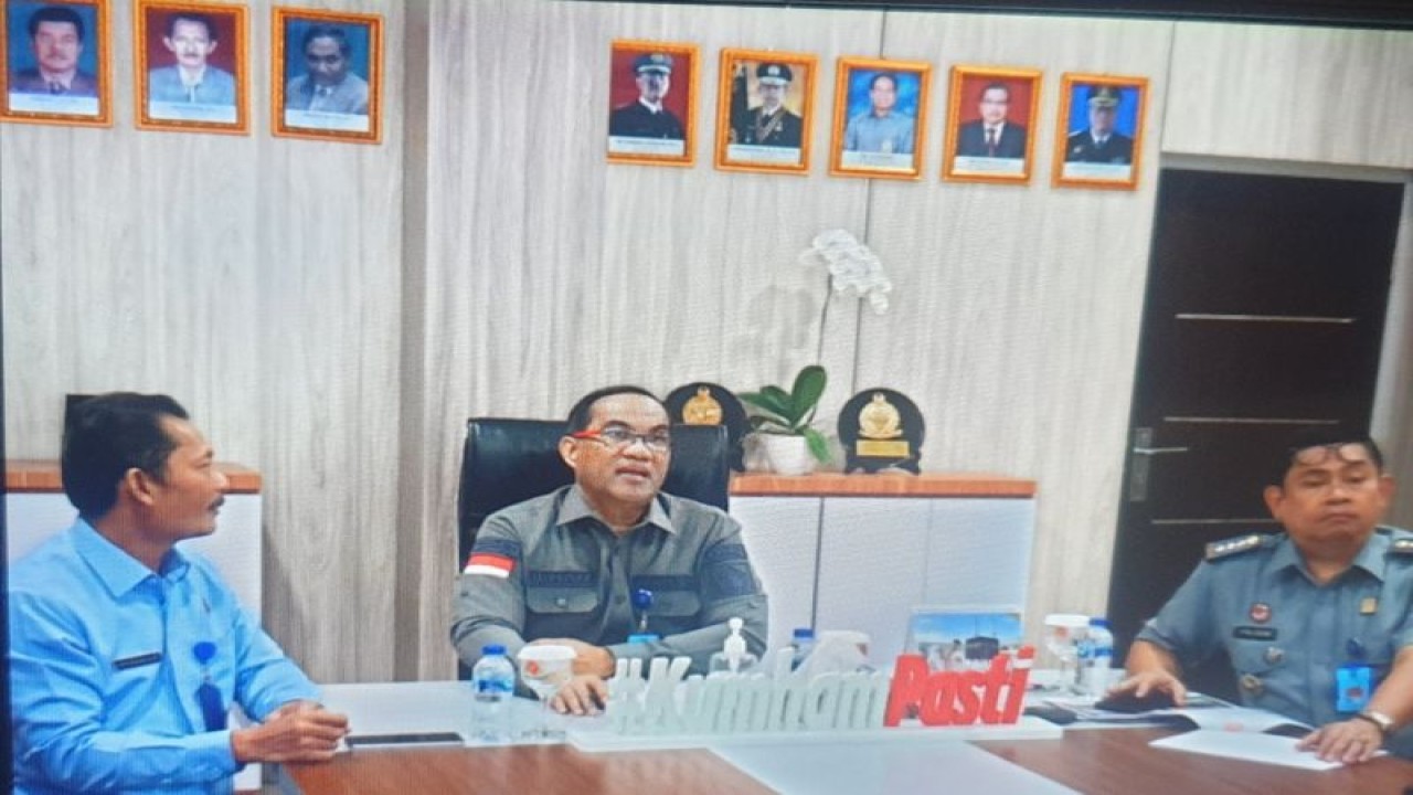 Pejabat Kemenkumham Sumsel membahas pelayanan paspor di mal (ANTARA/Yudi Abdullah/23)