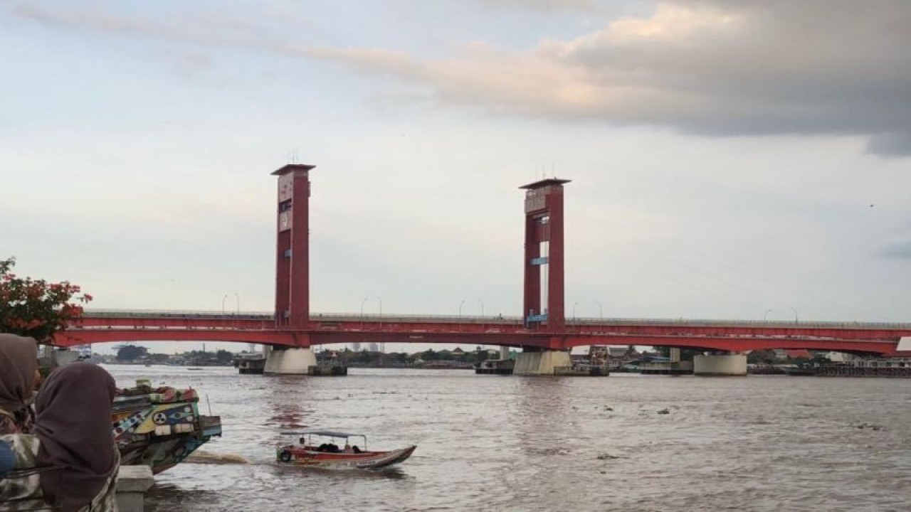 Pemerintah Provinsi Sumatra Selatan (Sumsel) memfokuskan gerakan pembagian 10 juta bendera merah putih untuk masyarakat yang tinggal di bantaran Sungai Musi, Kota Palembang. (ANTARA/Ahmad Rafli Baiduri)