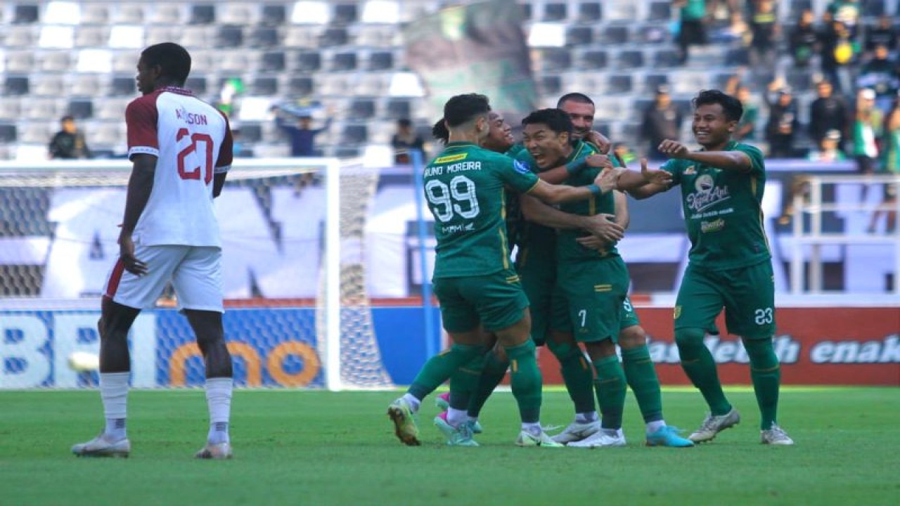 Persebaya Surabaya menang atas lawannya PSM Makassar pada laga kesembilan Liga 1 Indonesia