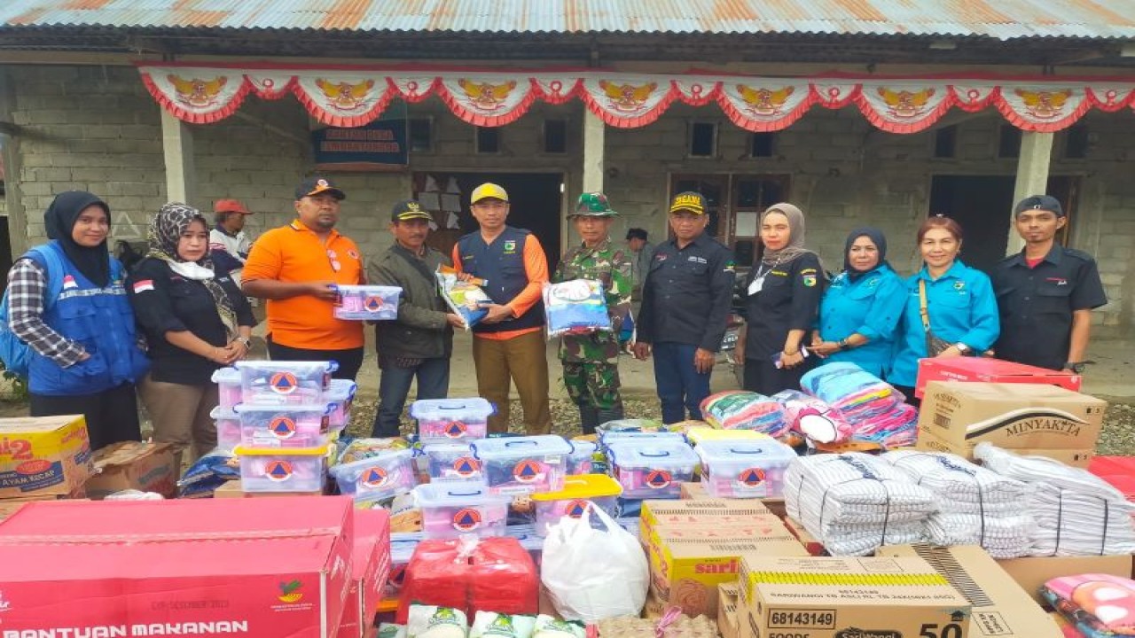 Kepala Dinas Sosial Kota Palu, Susik (pakai rompi) menyerahkan bantuan logistik kepada Pemerintah Desa Lembantongoa, Kabupaten Sigi untuk membantu memenuhi kebutuhan dasar warga terdampak bencana, Selasa (8/8/2023). ANTARA/HO-Dinsos Palu