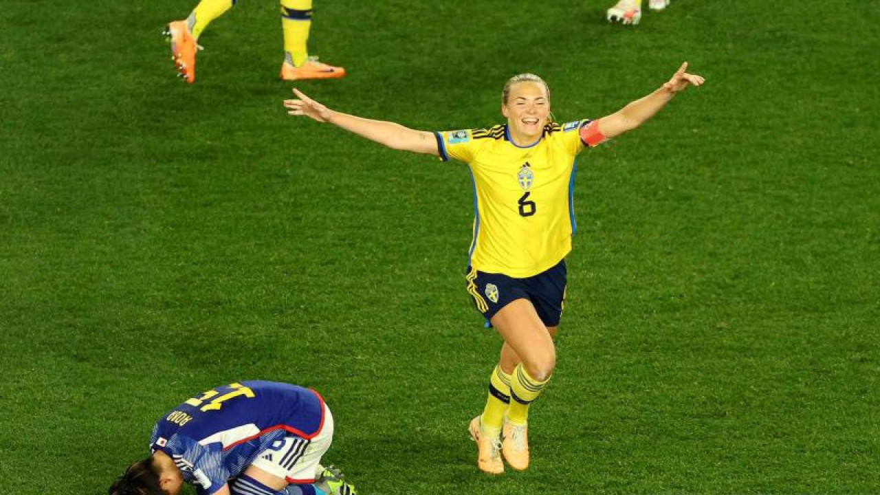 Pesepak bola wanita Swedia Magdalena Eriksson (kanan) berelebrasi di samping pemain Jepang Aoba Fujino yang bersedih usai pertandingan babak perempat final sepak bola Piala Dunia Wanita FIFA 2023 di Eden Park, Auckland Selandia Baru, Jumat (11/8/2023). Jepang tersingkir setelah dikalahkan Swedia dengan skor 1-2. ANTARA FOTO/Reuters/Hannah Mckay/nym.