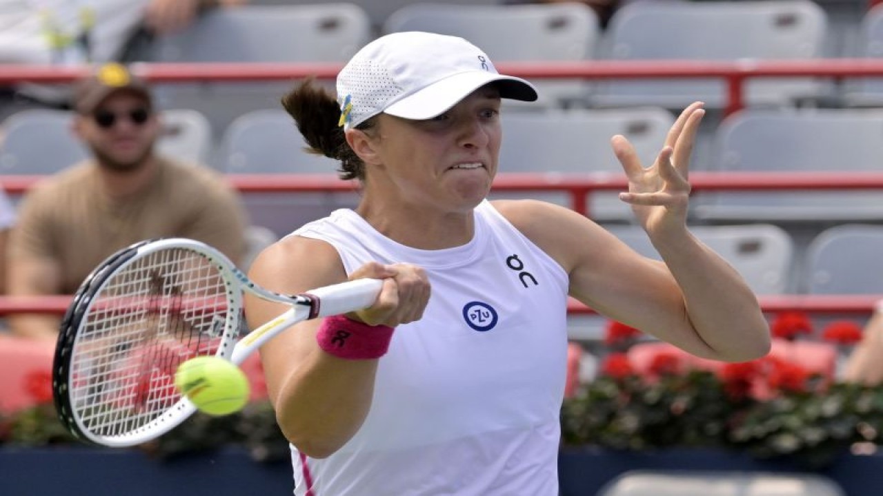 Petenis Polandia Iga Swiatek beraksi pada pertandingan babak kedua WTA Montreal Open melawan petenis Ceko Karolina Pliskova di IGA Stadium, Montreal, Quebec, Kanada, Rabu (9/8/2023). (ANTARA/REUTERS/USA Today Sports/Eric Bolte)