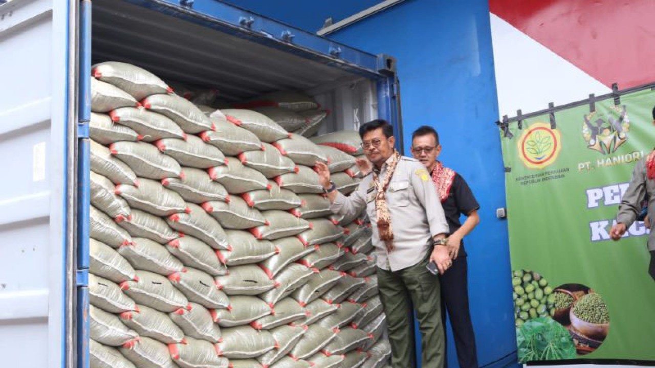 Menteri Pertanian Syahrul Yasin Limpo (Mentan SYL) saat melepas ekspor 1.000 ton kacang hijau tujuan negara Cina di Jakarta, Senin (28/8/2023). ANTARA/HO-Kementan.
