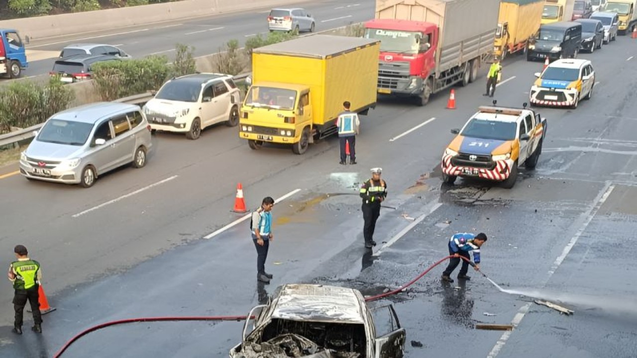 Petugas kepolisian saat melakukan evakuasi terhadap kendaraan yang terlibat kecelakaan di Tol Jakarta-Tangerang, Senin (7/8/2023). ANTARA/Azmi Syamsul Ma'rif.