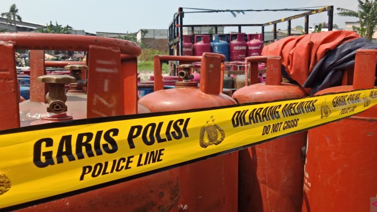 Temuan tabung gas di sebuah lahan kosong dekat lapak pemilahan sampah, Jalan Manyer, Kalideres, Jakarta Barat, Kamis (3/8/2023). (ANTARA/Risky Syukur)