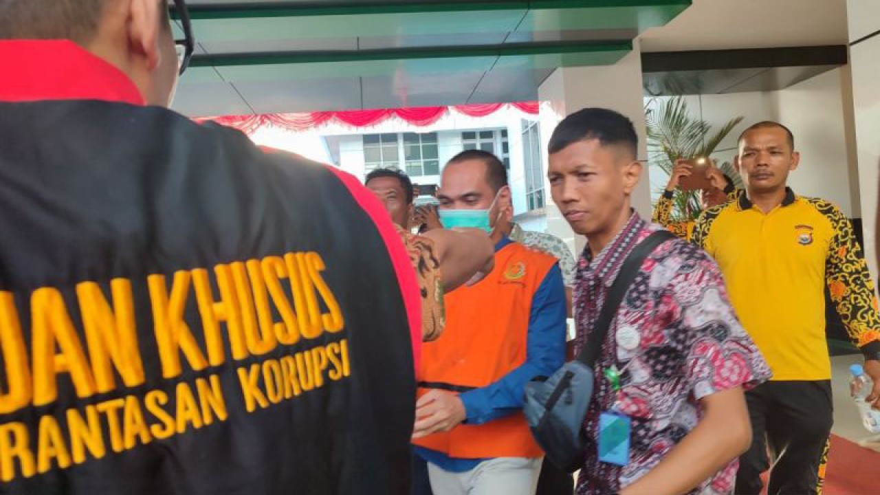 Salah satu tersangka (memakai rompi tahanan) hendak naik mobil tahanan usai menjalani pemeriksaan di Kejaksaan Tinggi Bengkulu. ANTARA/Anggi Mayasari