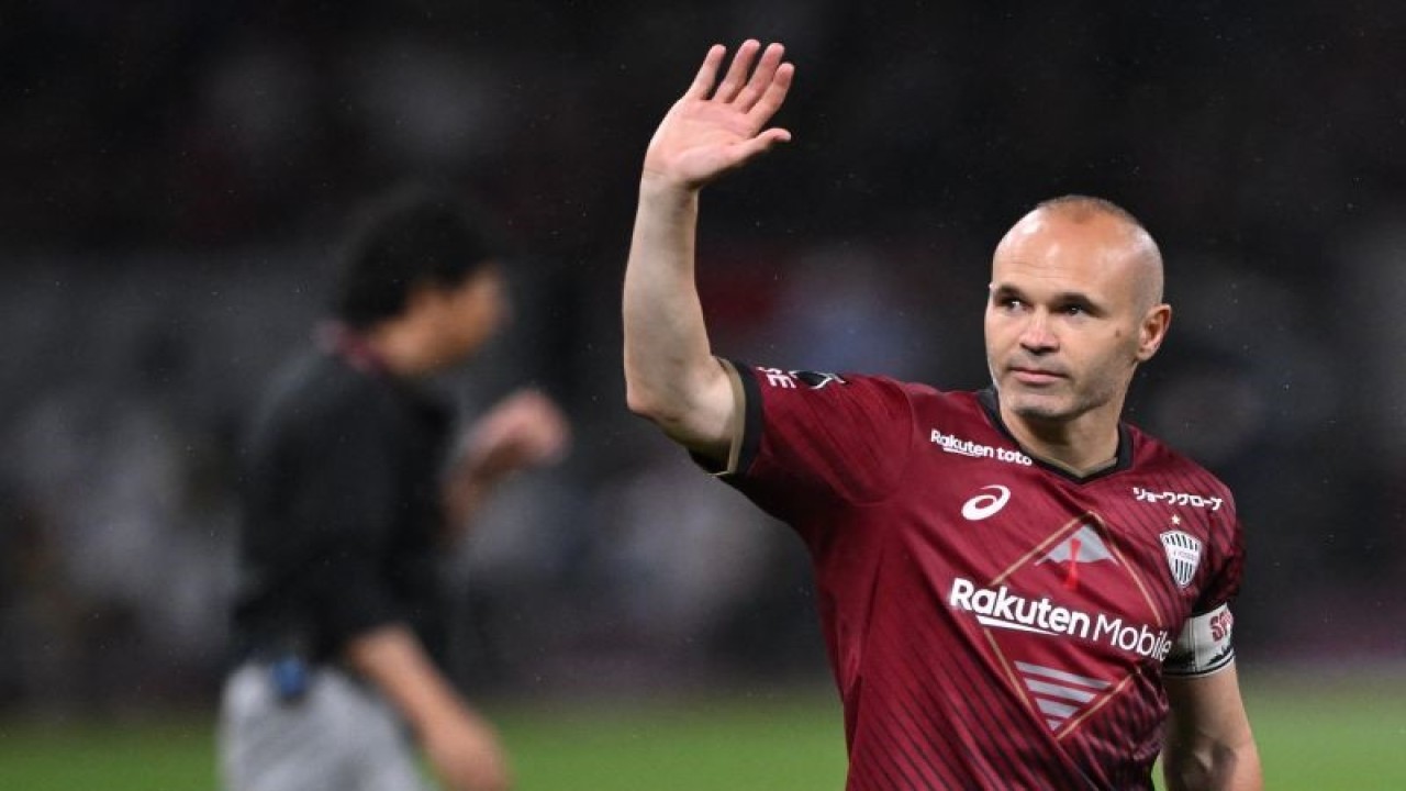 Andres Iniesta melambaikan tangan setelah pertandingan persahabatan antara Vissel Kobel melawan Barcelona di Japan National Stadium, Tokyo pada 6 Juni 2023. Iniesta dikabarkan gabung klub Uni Emirat Arab. ANTARA/AFP/PHILIP FONG