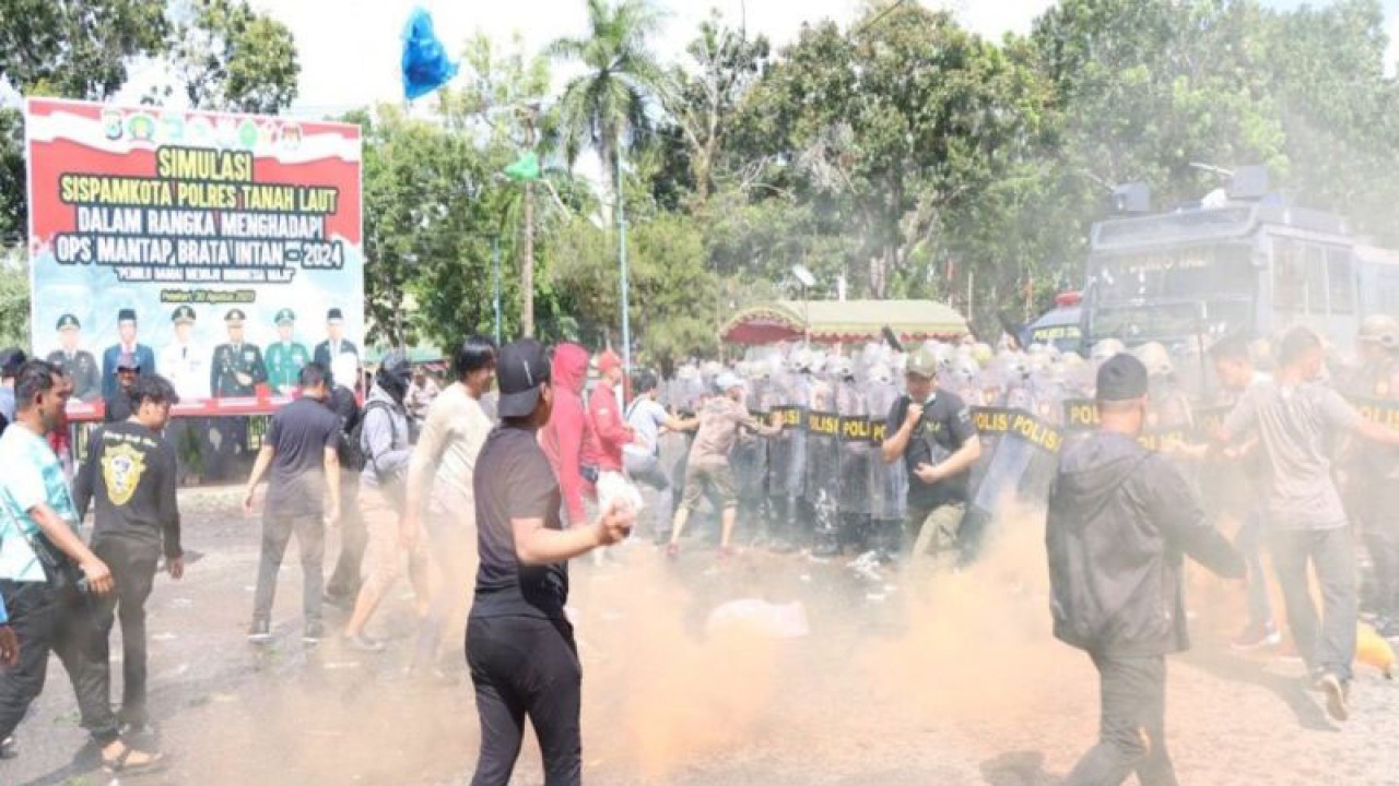Anggota Polres Tanah Laut saat menyimulasikan pengamanan situasi anarkis massa saat pemilu. (ANTARA/Firman)