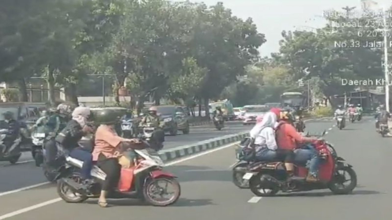 Tangkapan layar sejumlah pengendara melawan arus di putaran gardu Lenteng Agung Jakarta Selatan, Rabu (23/8/2023). ANTARA/Instagram/@tmcpoldametro/ilham