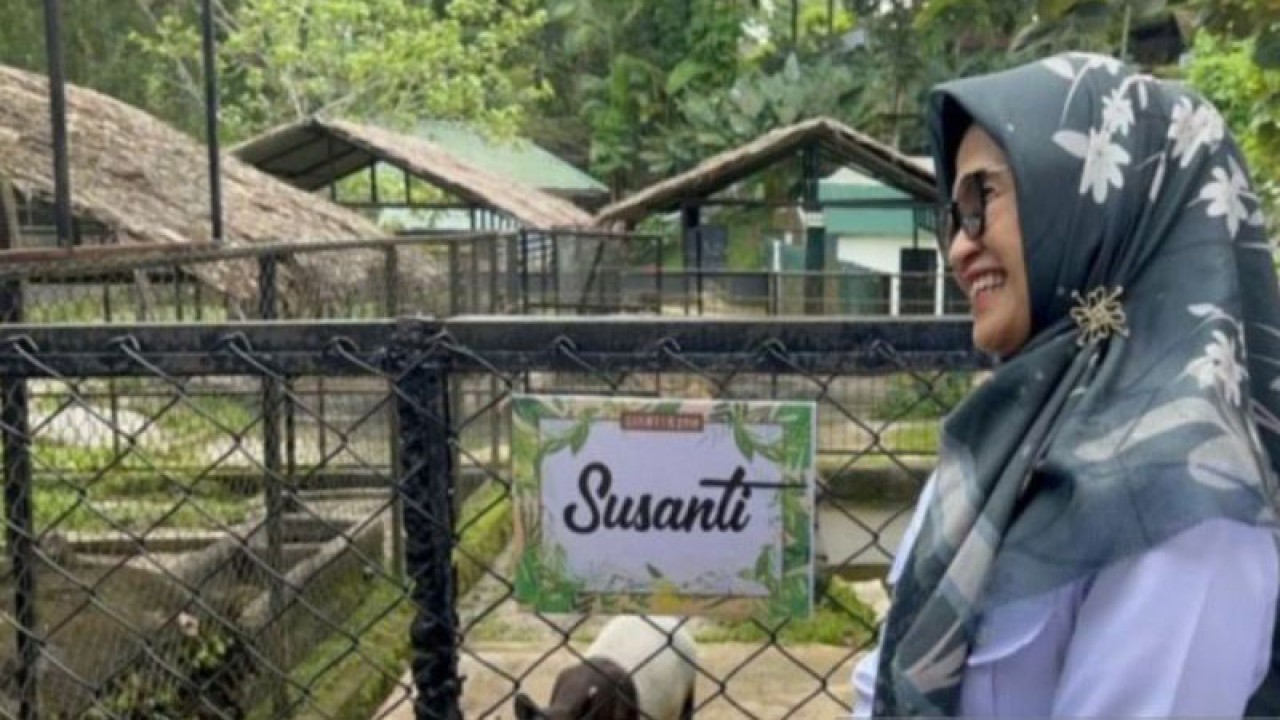 Wali Kota Pematang Siantar Susanti Dewayani dan Susanti, anak Tapir yang lahir di Taman Hewan Pematang Siantar (THPS) pada 24 Februari 2023. (ANTARA/Waristo)
