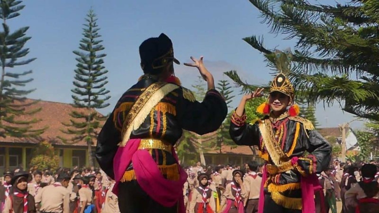 Tarian massal secara massal di SMP Negeri 6 Temanggung, Jateng, Senin (14/8/2023). FOTO ANTARA/Heru Suyitno.