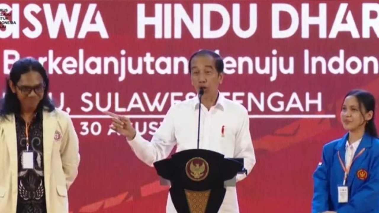 Tangkap layar Presiden Joko Widodo bersama dua mahasiswa dalam acara Pembukaan Mahasabha XIII Kesatuan Mahasiswa Hindu Dharma Indonesia (KMHDI) 2023 di Kota Palu, Sulawesi Tengah, Rabu (30/8/2023). ANTARA/Mentari Dwi Gayati