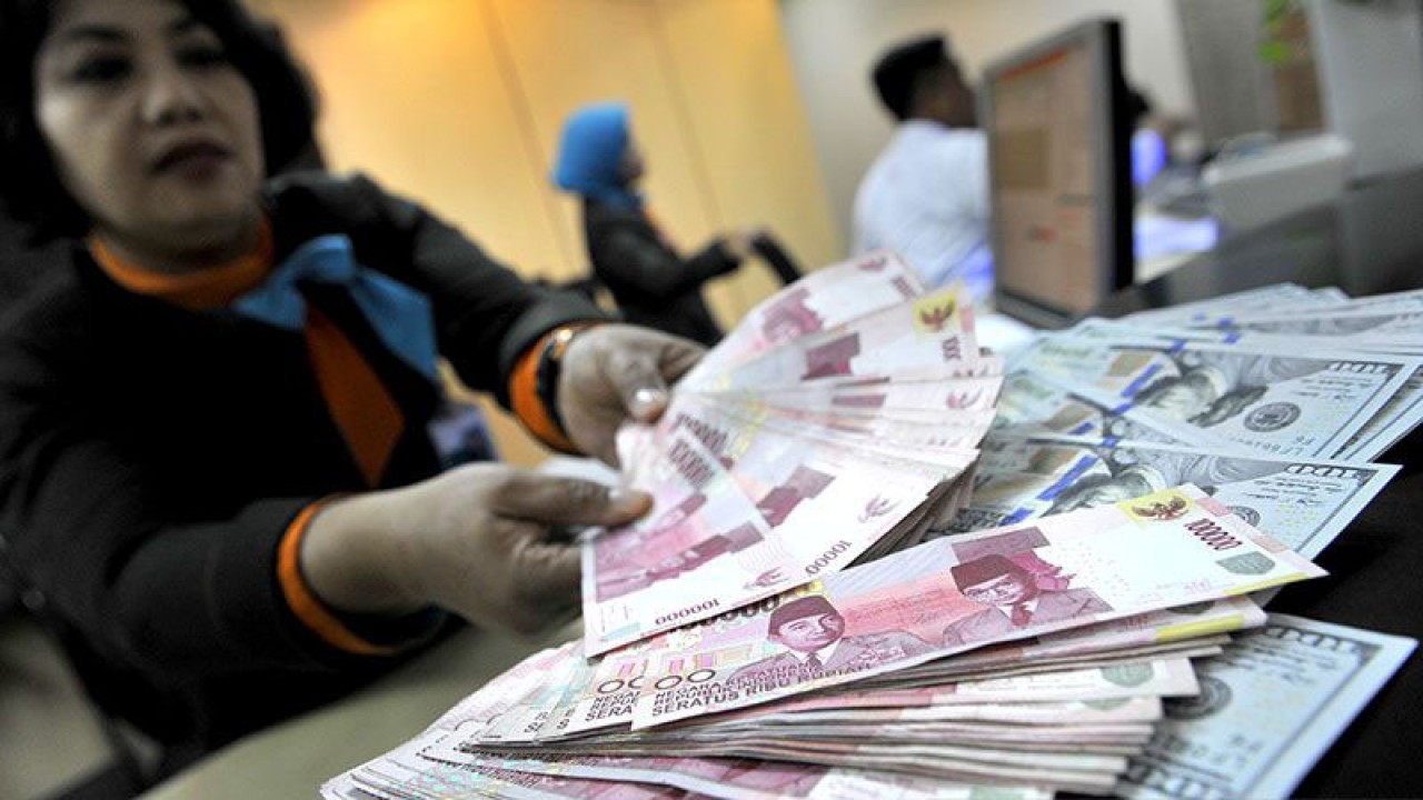 Arsip foto - Teller BNI merapikan lembaran mata uang rupiah dan dolar Amerika di Jakarta. ANTARA FOTO/Puspa Perwitasari/nz/pri. (ANTARA FOTO/puspa perwitasari)