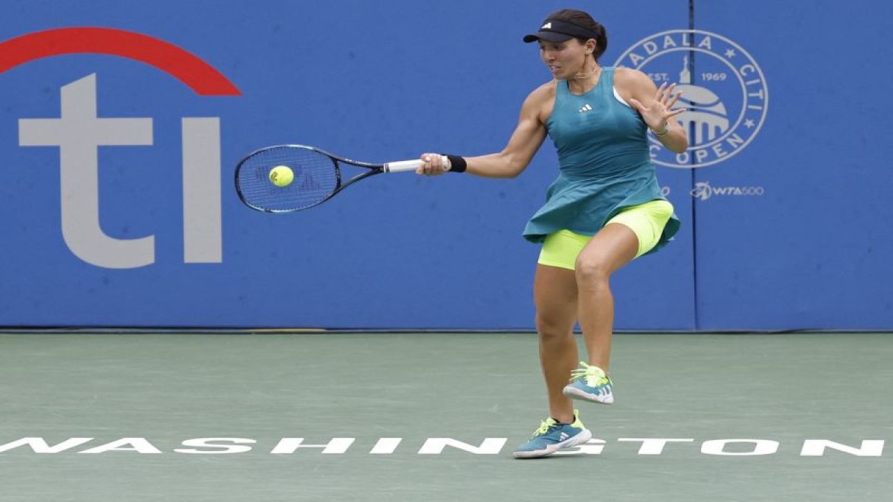 Petenis AS Jessica Pegula melakukan pukulan forehand melawan petenis AS Peyton Stearns pada hari keenam Mubadala Citi DC Open di Stadion Tenis Fitzgerald, Washington D.C., AS, Kamis (3/8/2023). (ANTARA/REUTERS-USA Today Sports/Geoff Burke)
