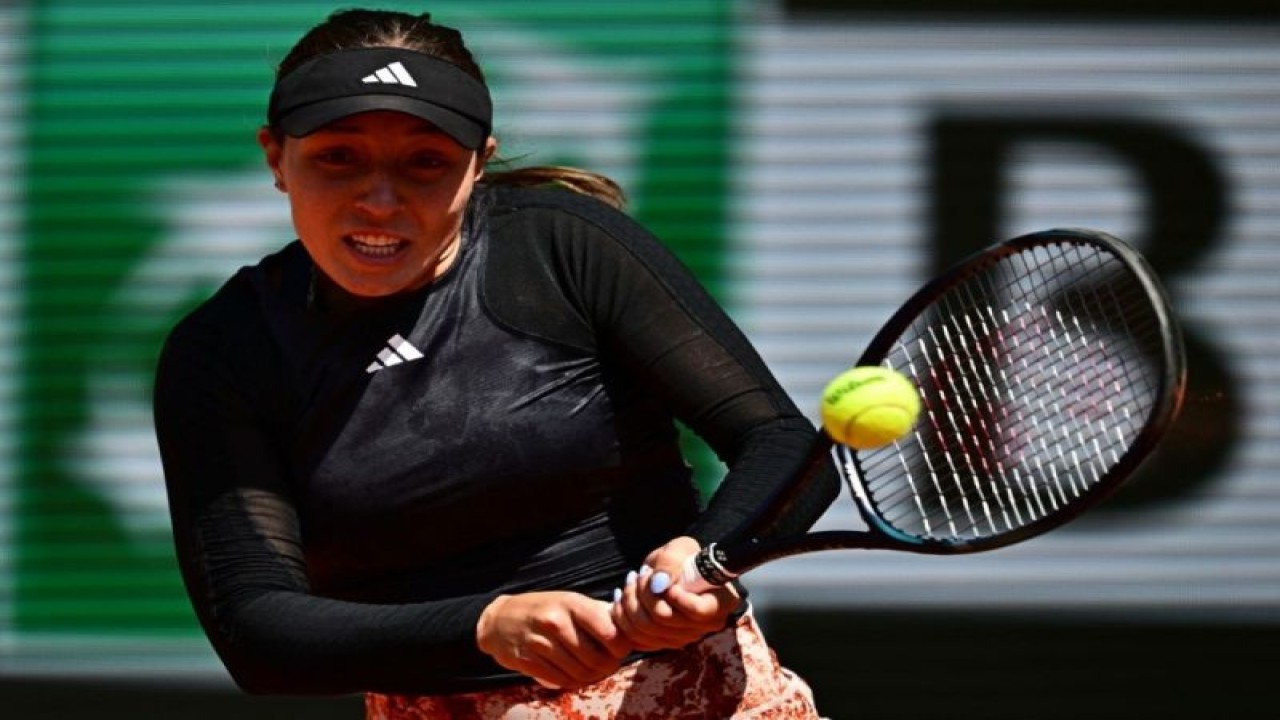 Arsip - Petenis Amerika Serikat Jessica Pegula mengembalikan bola dengan backhand ke petenis Belgia Elise Mertens pada hari keenam French Open, Court Philippe-Chatrier, Paris. (2/6/2023). (ANTARA/AFP/JULIEN DE ROSA.)