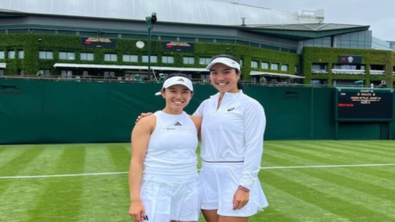 Tangkapan layar petenis putri Indonesia Aldila Sutjiadi (kanan) berpose bersama pasangan gandanya pada Wimbledon petenis Jepang Miyu Kato (kiri) di All England Lawn Tennis and Croquet Club, London, Inggris. /dilla11) (ANTARA/Arindra Meodia/instagram.com)