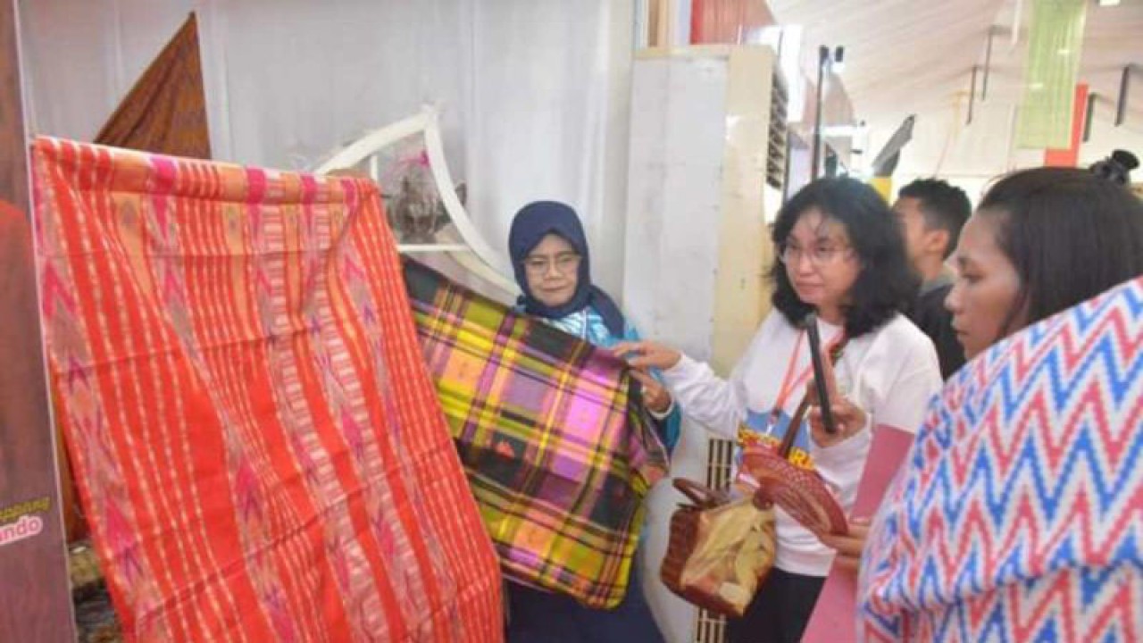 Sarung tenun khas Kabupaten Sidrap, Sulawesi Selatan yang ditampilkan pada Expo Dekranasda Sulsel Kreatif Andalan 2023 di Kabupaten Wajo, Kamis (10/8/2023). ANTARA/HO/Dekranasda Sidrap