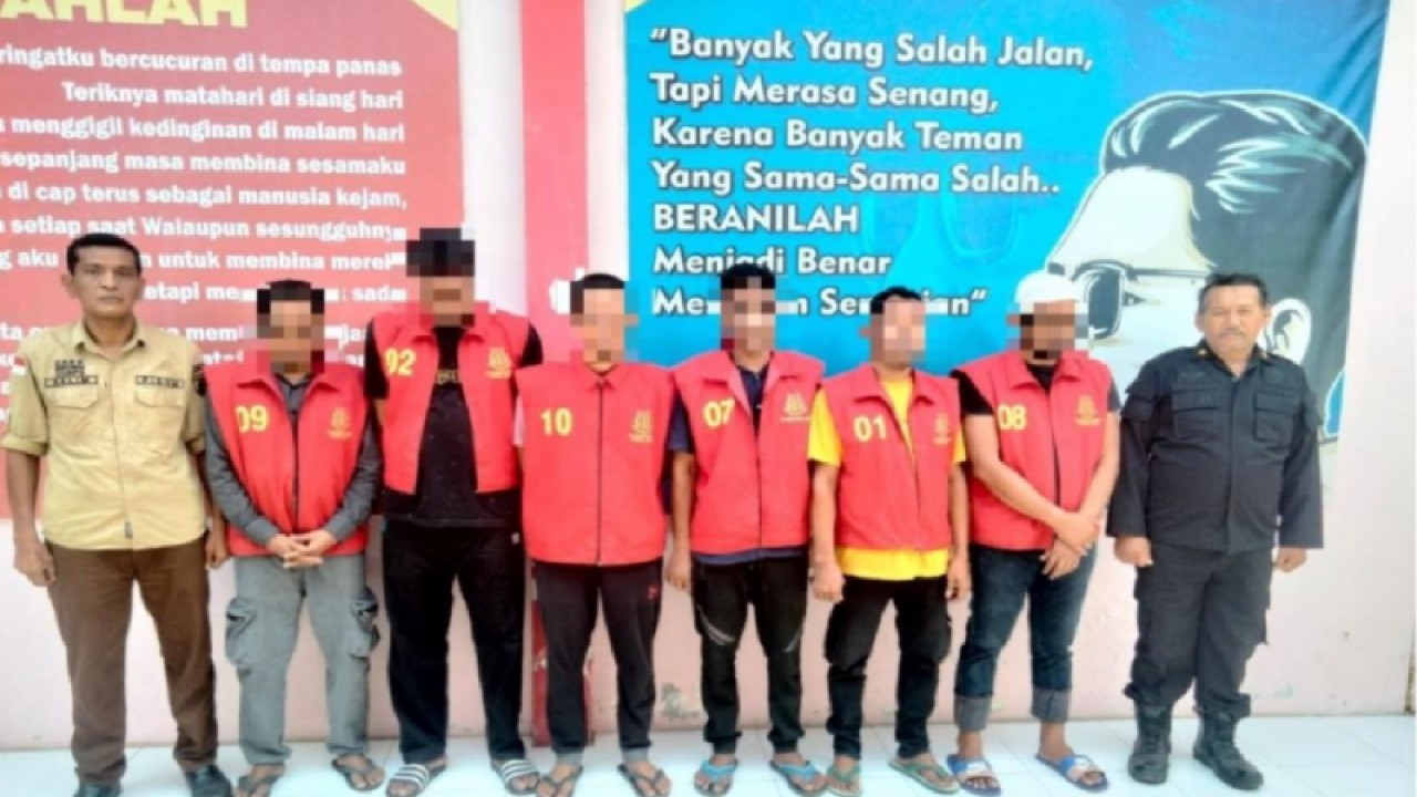 Lima terdakwa kurir sabu jaringan internasional mengikuti sidang di Kejari Pidie Jaya, Rabu (30/8/2023) (ANTARA/HO/Kejari Pijay)