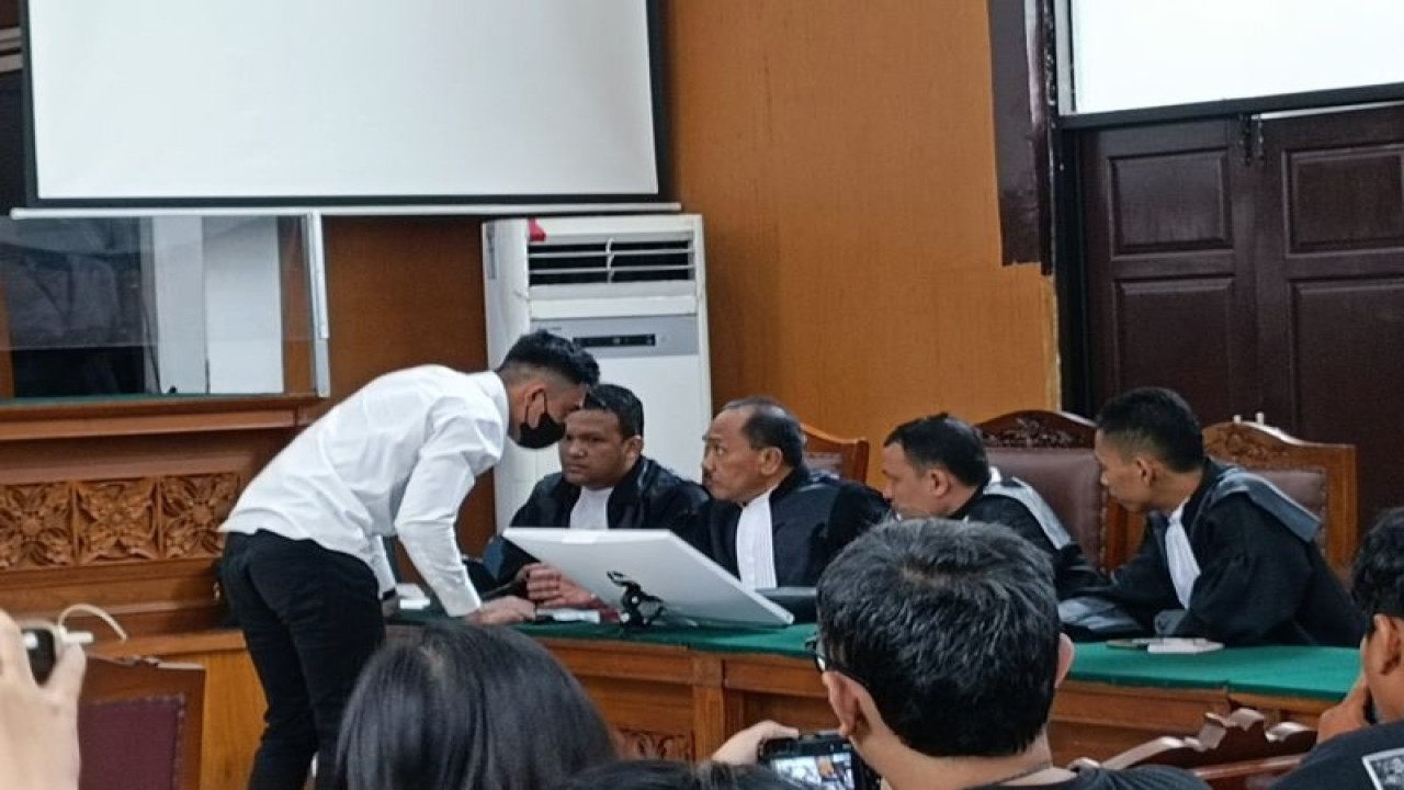 Terdakwa Mario Dandy Satriyo sedang melakukan diskusi kepada tim kuasa hukum saat Jaksa Penuntut Umum (JPU) menjatuhkan hukuman 12 tahun penjara atas kasus penganiayaan terhadap David Ozora (17). ANTARA/Ilham Kausar