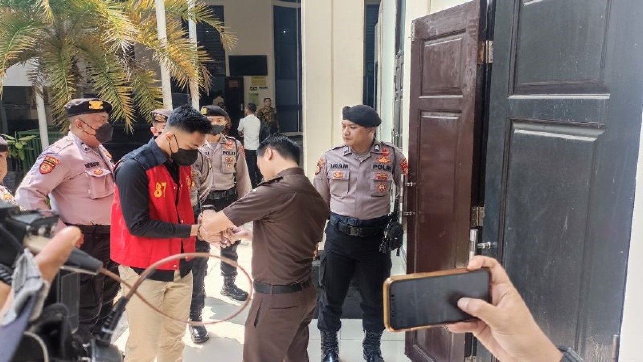 Terdakwa Mario Dandy Satriyo (memakai rompi) saat tiba di Pengadilan Negeri Jakarta Selatan pada Selasa (29/8/2023). ANTARA/Ilham Kausar