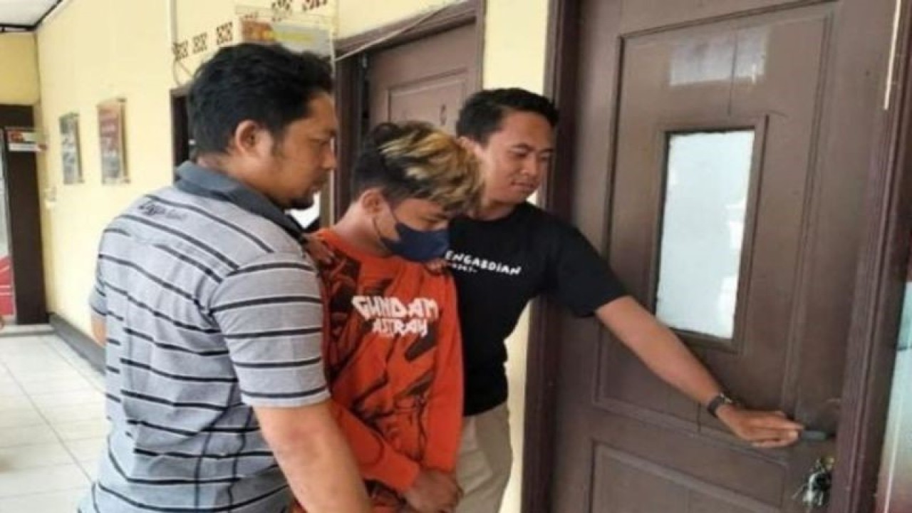 Terduga pelaku MA saat diamankan petugas di Mapolres Kapuas, beserta barang bukti lainnya, Senin (28/8/2023). ANTARA/All Ikhwan