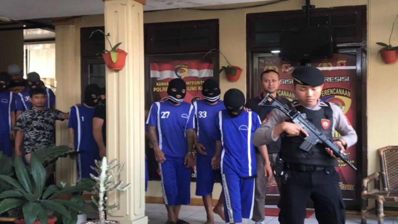 Para tersangka kasus narkoba dan obat keras terbatas ilegal yang ditangkap Satnarkoba Polres Sukabumi Kota selama Operasi Antik Lodaya 2023. Antara/Aditya Rohman
