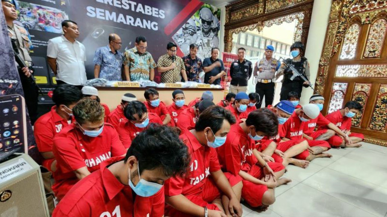 Para tersangka kasus penyalahgunaan narkoba dihadiekan saat pers rilis di Mapolrestabes Semarang, Jumat. (ANTARA/ I.C.Senjaya)