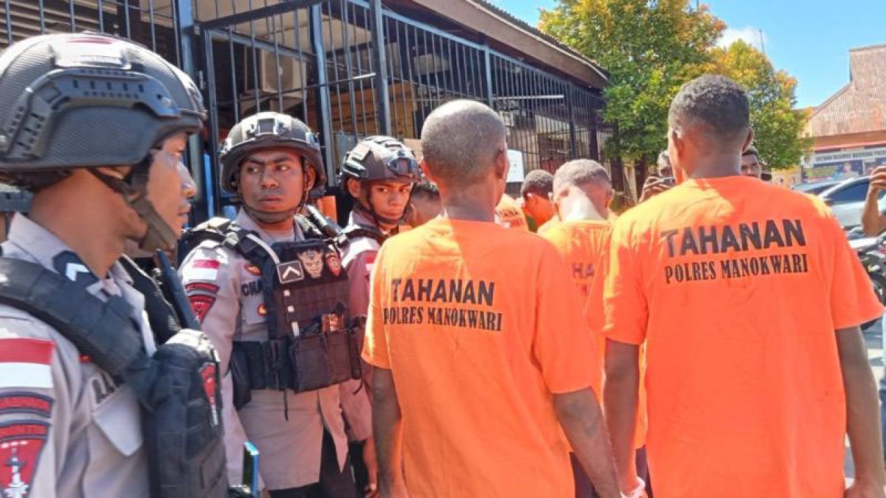 Polresta Manokwari berhasil mengamankan 19 tersangka tindak pidana umum dan narkoba yang terjadi pada Agustus 2023 di Manokwari, Papua Barat, Rabu (30/8/2023). (ANTARA/Fransiskus Salu Weking)