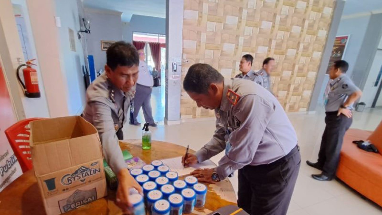 Sejumlah petugas Lapas mengikuti tes urine di Lembaga Pemasyarakatan Kelas IIB Pohuwato, Kabupaten Pohuwato, Gorontalo, Senin. ANTARA/HO-Lapas Pohuwato