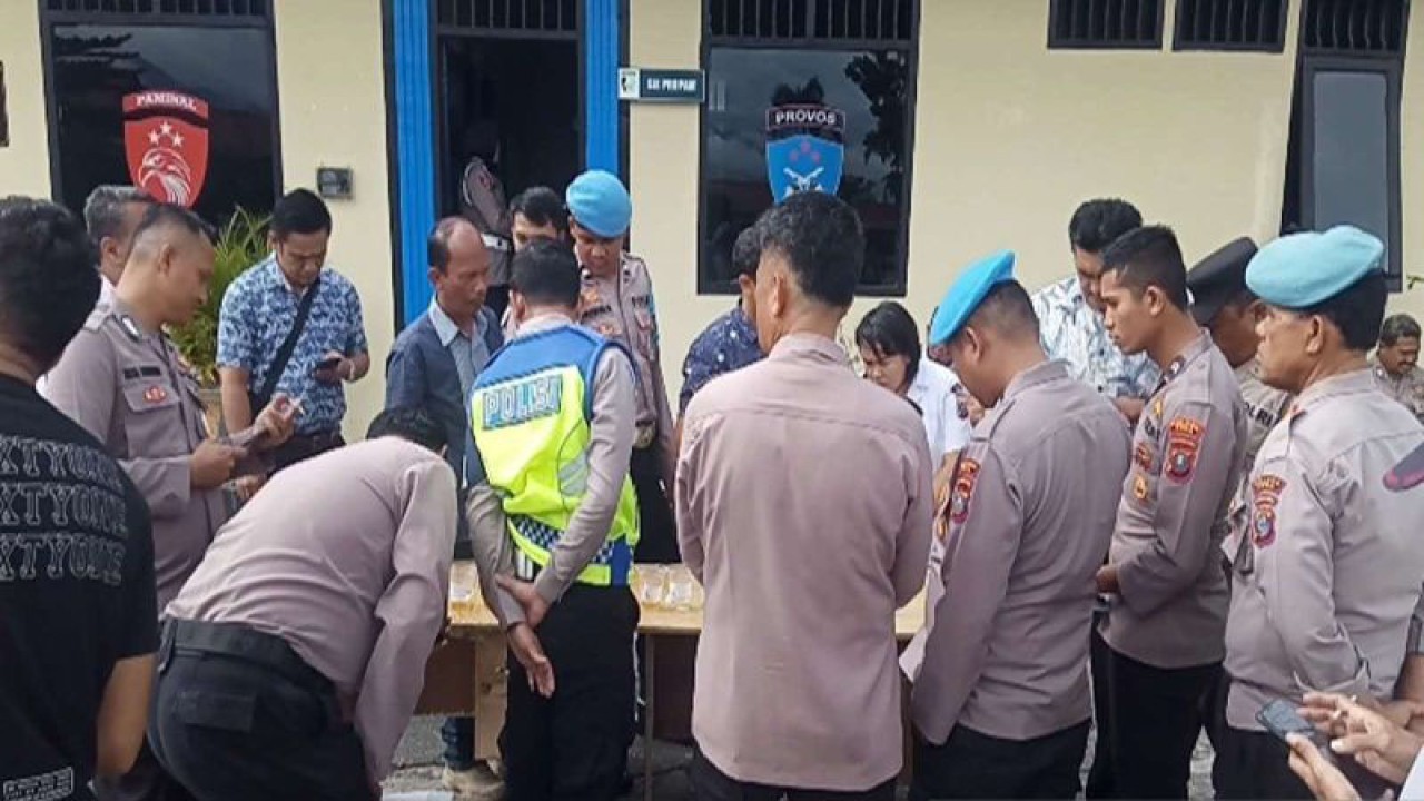 Personel Polres Toba saat melaksanakan  tes urine di Lapangan Apel Mapolres Toba, Sumatera Utara. (ANTARA /H0- Humas Polres Toba).