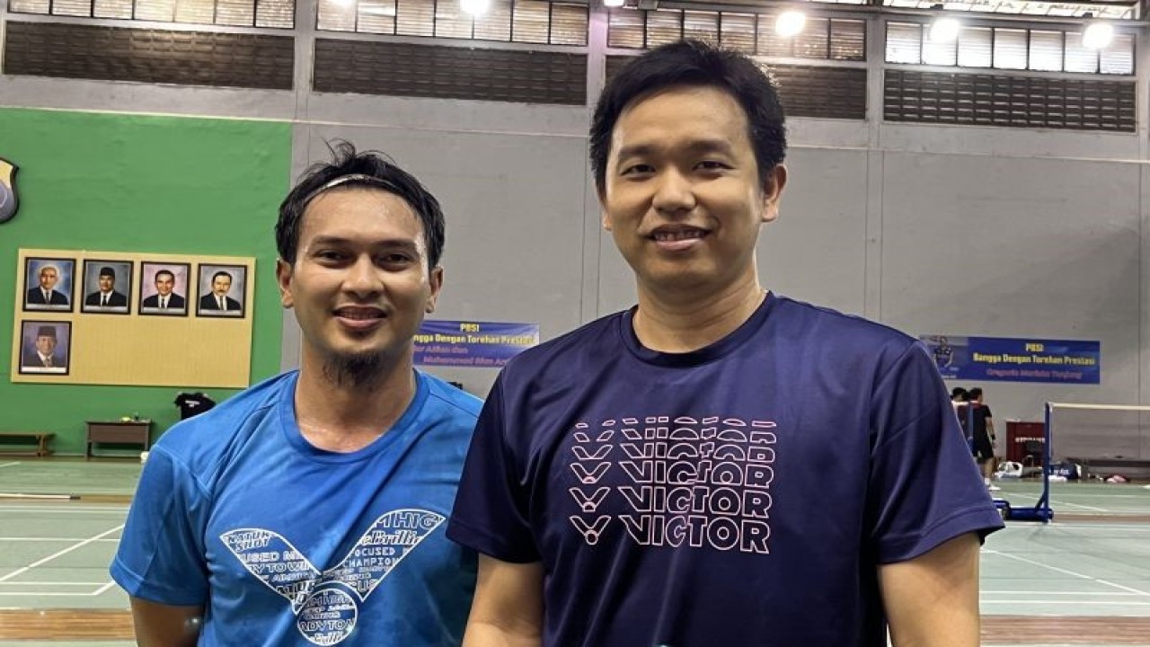 Pasangan ganda putra Indonesia Hendra Setiawan/Mohammad Ahsan saat ditemui usai sesi latihan di Pelatnas PBSI Cipayung, Jakarta, Senin (14/8/2023). (ANTARA/Arnidhya Nur Zhafira)