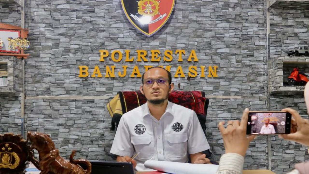 Kasat Reskrim Polresta Banjarmasin Kompol Thomas Afrian saat memberikan keterangan di Kota Banjarmasin, Kalimantan Selatan, Selasa (8/7/2023). (ANTARA/Tumpal Andani Aritonang)