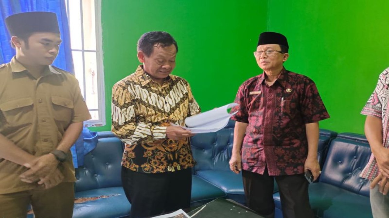 Kepala Dinas Kominfo Lombok Tengah, NTB, H Muhammad (kanan) saat mendampingi tim penilai DGIP 2023, Selasa (1/8/2023) (Lombok Tengah)